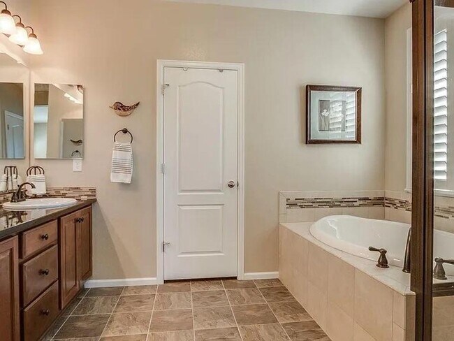 Building Photo - 2 Bed/2 Bath that is beyond expectations!!