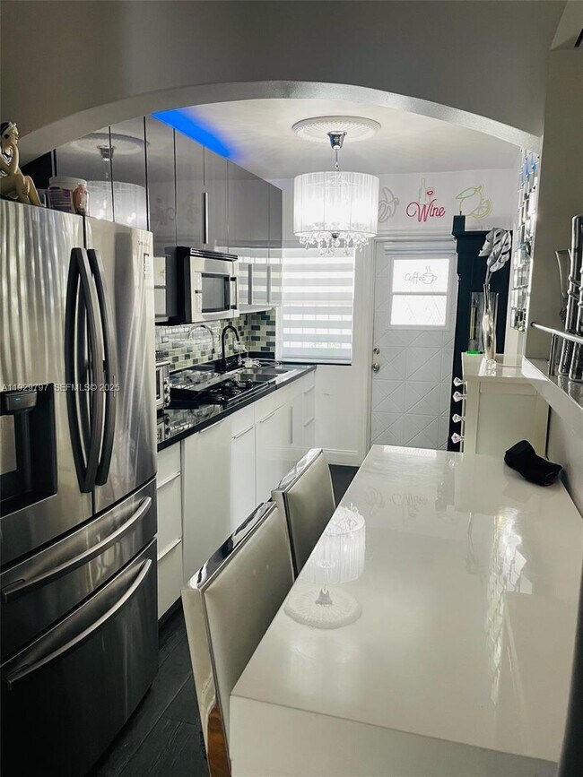 Building Photo - 1027 Euclid Ave