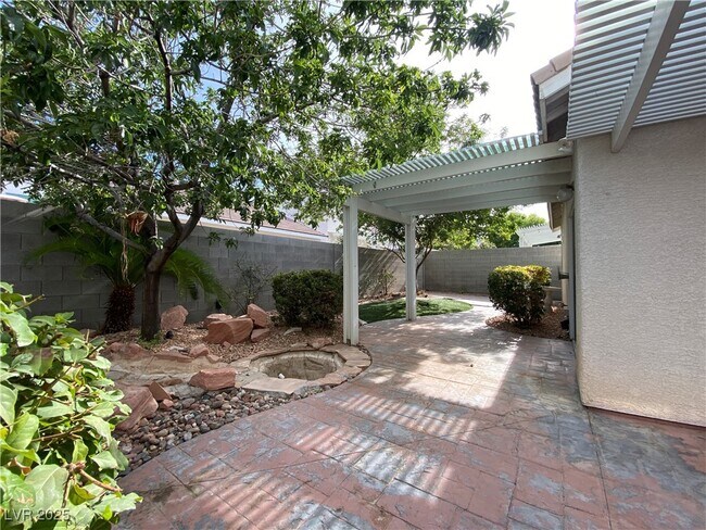 Building Photo - 7833 Hidden Village Ave