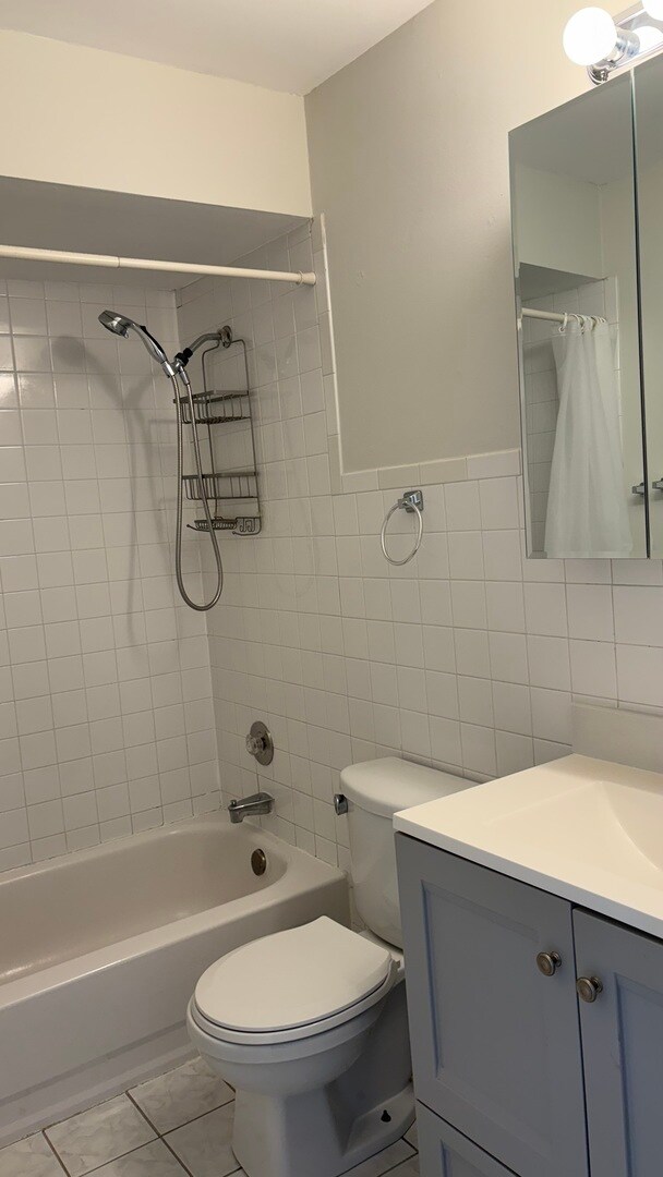 Building Photo - 9439 Bay Colony Dr