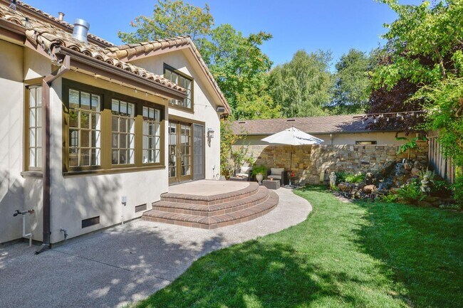 Building Photo - 1201 University Dr