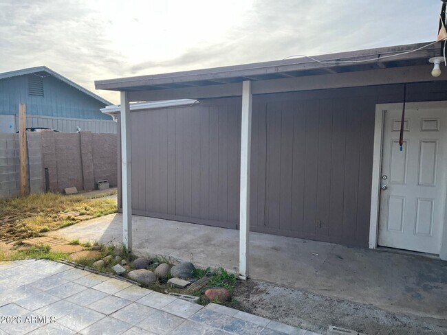 Building Photo - 102 E Ivy St