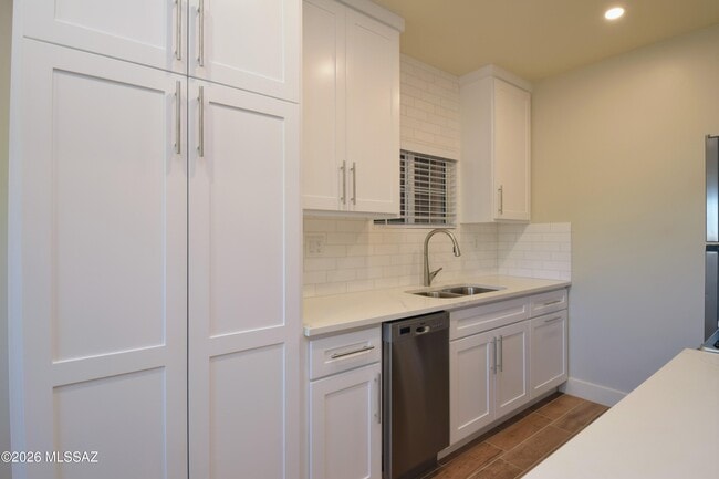 Building Photo - 130 N Cherry Ave