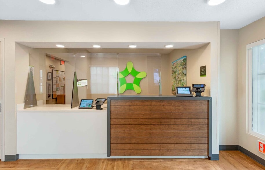 Building Photo - Furnished Studio-Miami - Airport - Blue Lagoon