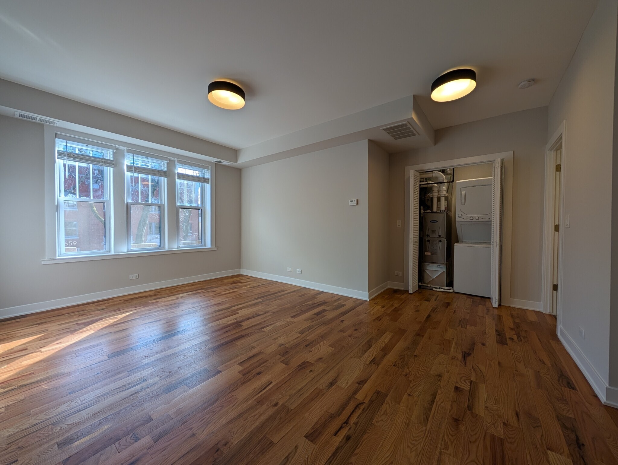 Building Photo - 648 W Wrightwood Ave