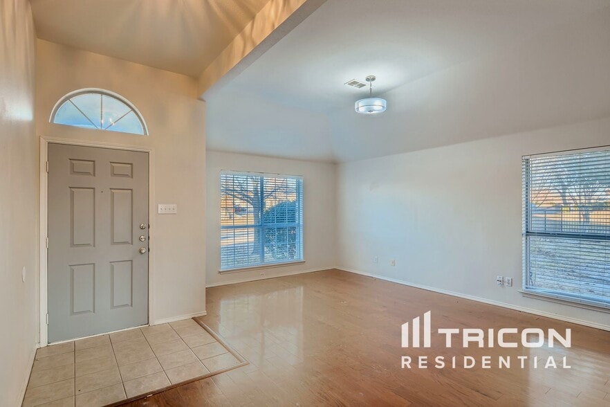 Building Photo - 1140 High Point Dr