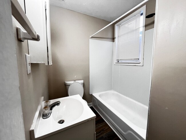 Building Photo - Charming 3 Bed and 1 Bath Home