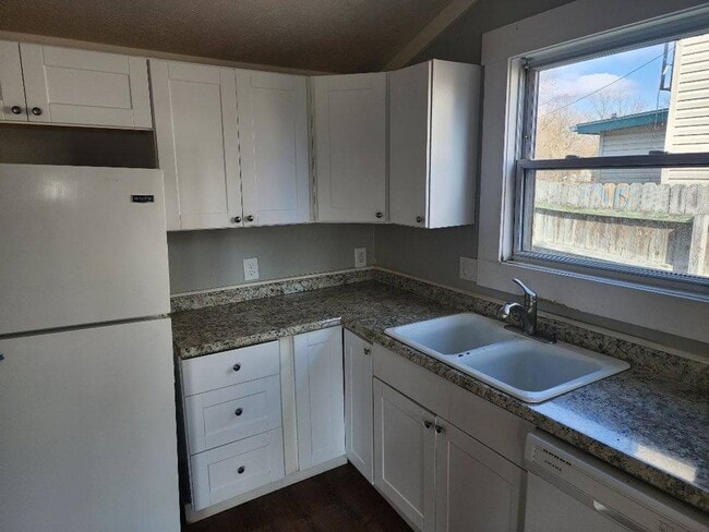 Building Photo - 3 Bedroom House for Rent