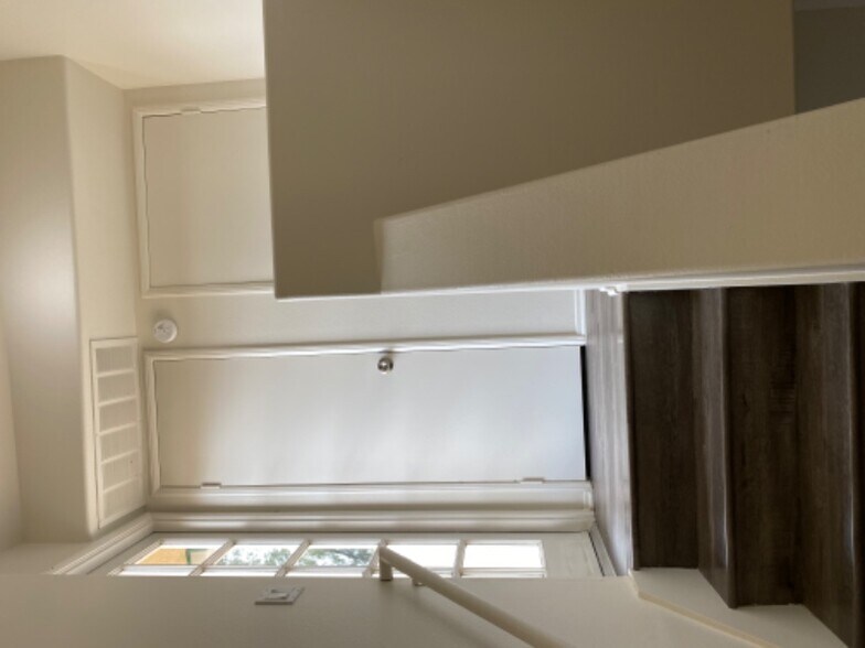 Building Photo - 13002 Riverside Dr