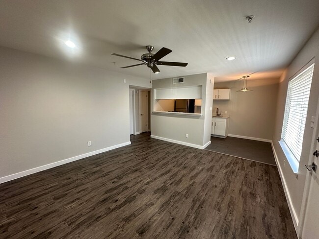 Interior Photo - Lakewood Gardens - 5408 Reiger Ave