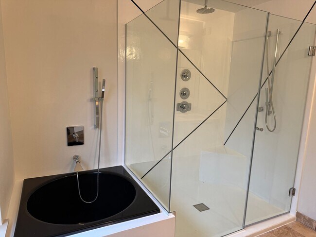 Building Photo - Contemporary SW Portland Home with Garage, A/C, and Prime Location Steps from OHSU and Willamette...