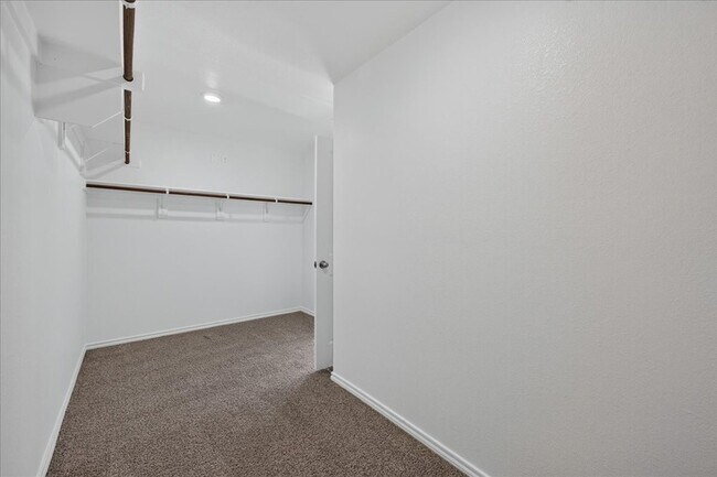 Building Photo - 717 Sweet Pea Dr