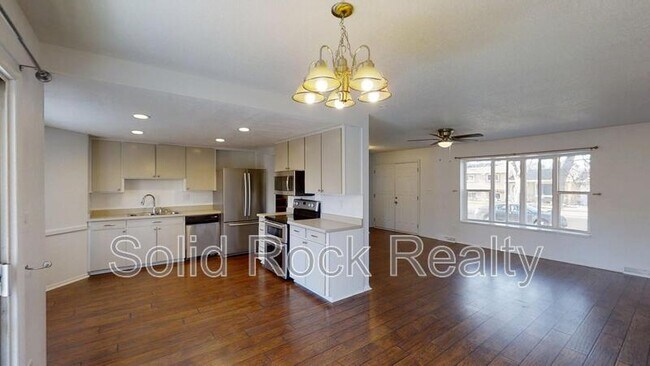 Building Photo - 4811 Villa Cir