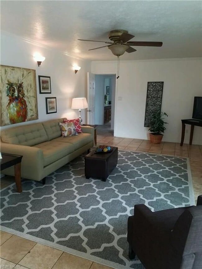 Building Photo - Remodeled 3BR Home in Indian Lakes - Granite Counter Tops and Stainless Steel Appliances
