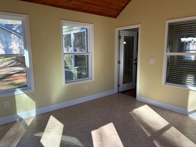 Building Photo - Beautiful Stepless Ranch