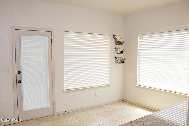 Building Photo - 13832 Hollywood Dr