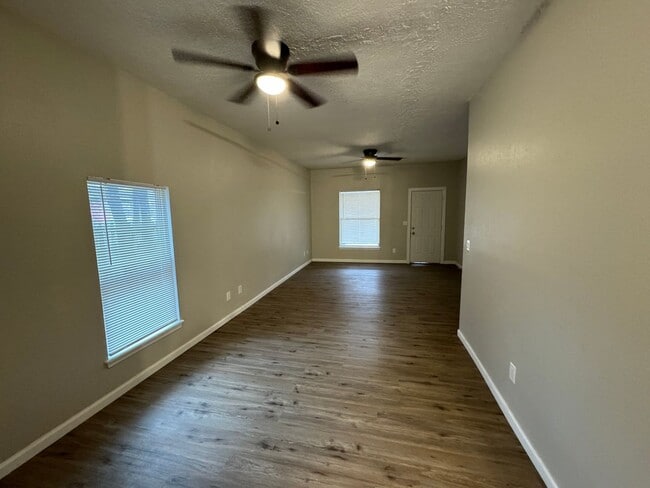 Building Photo - $1195- 3 bed 2 bath Single Family Home