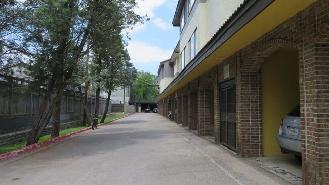 Building Photo - Beautiful 2 bed 1 bath condo 3 blocks from...