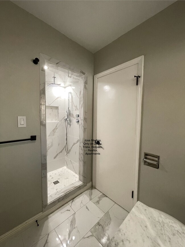 Building Photo - 3500 Pickwick Dr