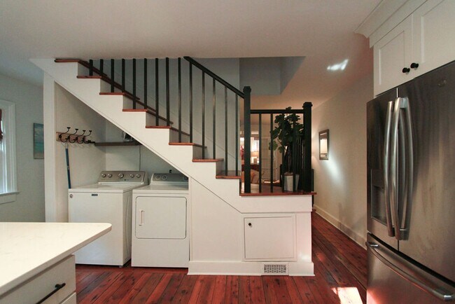 Building Photo - Available 3/1. Beautiful 2BR/2BA available in Elliottborough! Landscaping included!