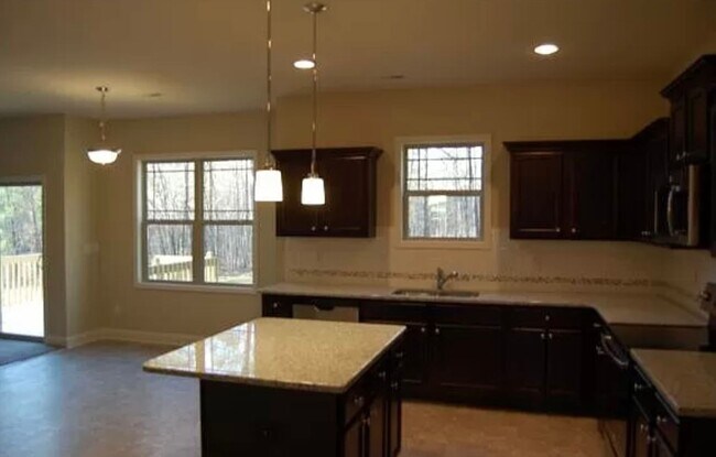 Building Photo - 4-Bedroom Home with Bonus Room in Hidden Lake