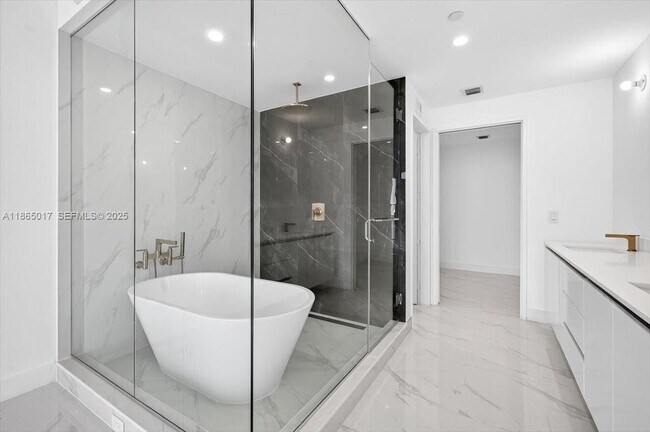 Building Photo - 700 NE 24th St