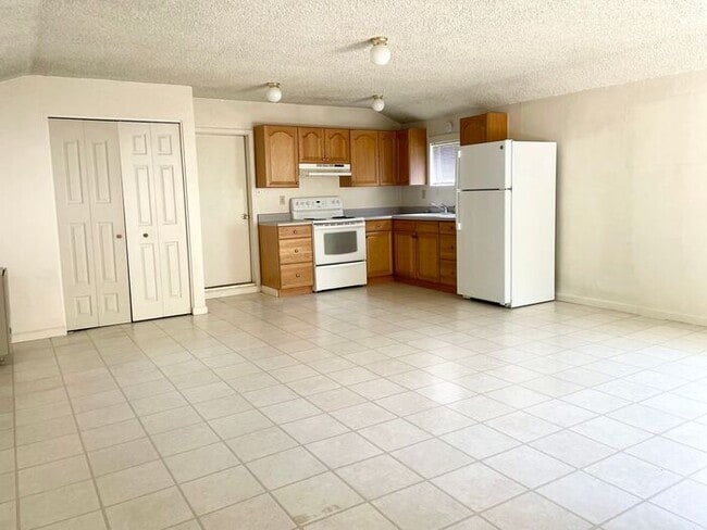 Building Photo - $1,550 Monthly, Studio apartment walking distance to down town Santa Rosa