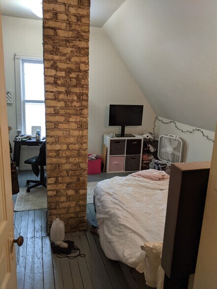 Study or bedroom - 1927 E Newberry Blvd