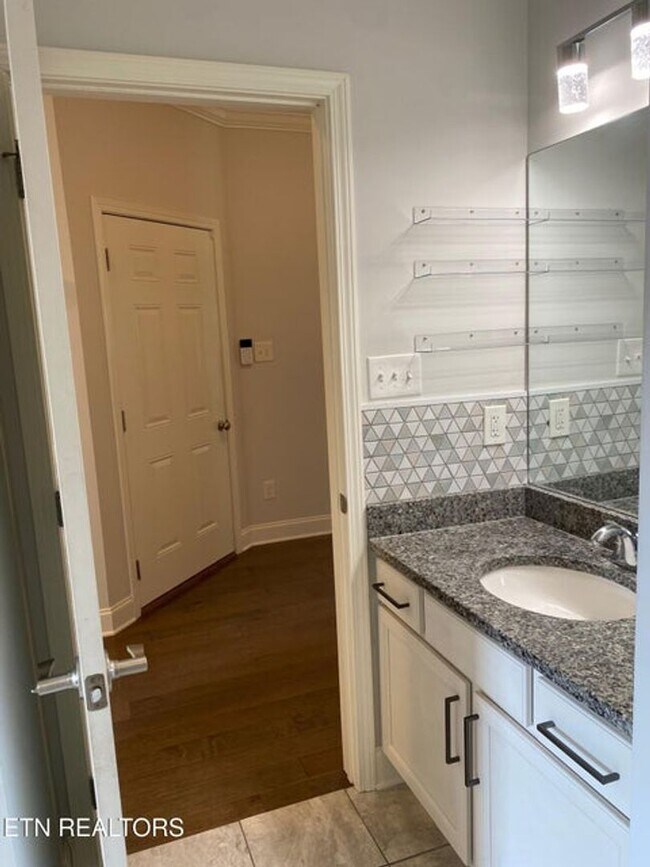 Building Photo - Single Level Home with 2 bedrooms + Separate Office or Den!