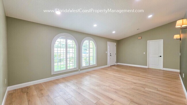 Building Photo - IMPRESSIVE 3 BEDROOM/2 BATH SARASOTA HOME! SUPER LOCATION! PET FRIENDLY!