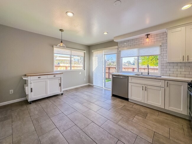Building Photo - Completely Renovated 3+ Bed, 2 Bath Tierra...