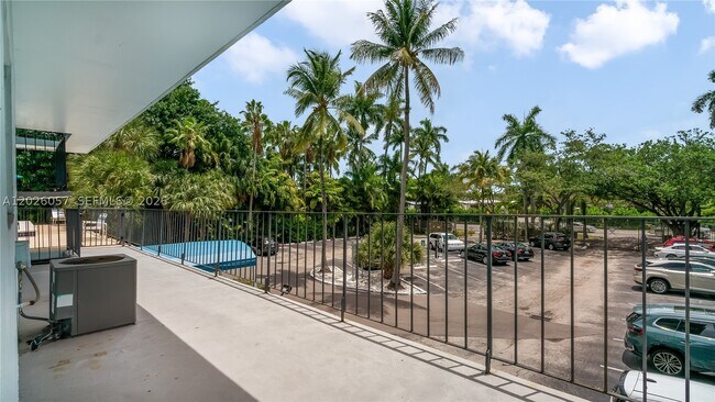 Building Photo - 2539 S Bayshore Dr