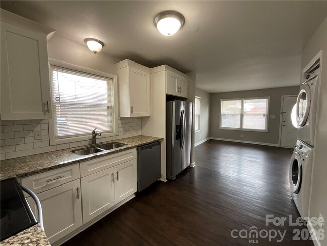 Building Photo - 1624 Eastway Dr