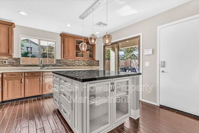 Building Photo - 2544 E Vermont Dr