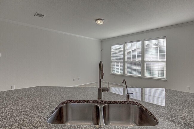 Building Photo - 339 Alamosa Dr