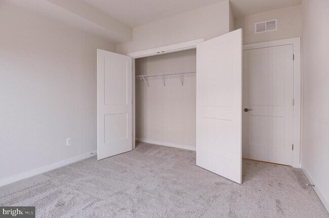Building Photo - 43798 Middleway Ter