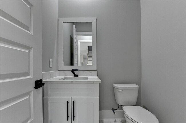 Building Photo - 960 Nours Cir SE