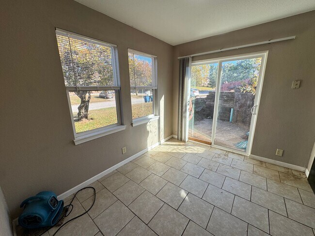 Building Photo - 230 SE 121st Rd