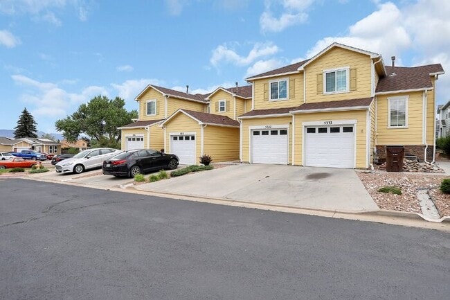 Primary Photo - Oct Rent Free. 2 Bed 2.5 Bath 1 Car. Mins ...