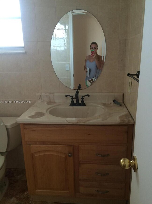 Building Photo - 609 NE 14th Ave