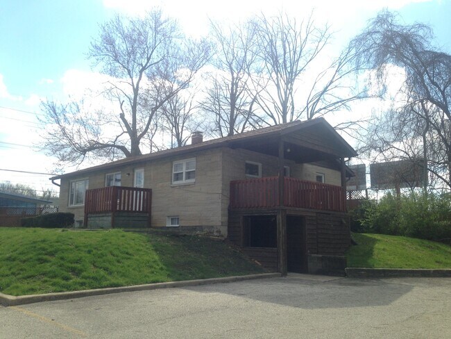 Building Photo - Spacious 5 bedroom, 2 bath house! Availabl...
