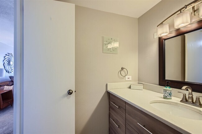 Building Photo - Stylish Downtown Denver Condo – Fully Furnished & Available Now!