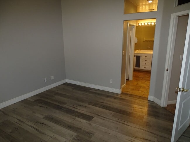 Building Photo - Beautiful One Story 2 Bedroom Townhome Wit...