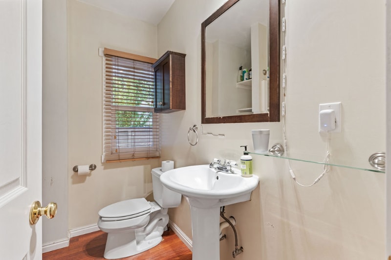 Building Photo - 1086 S Lk St