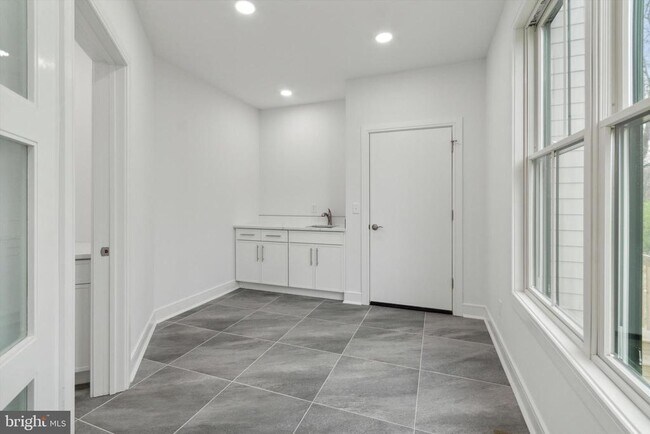 Building Photo - 35 Sycamore Pl