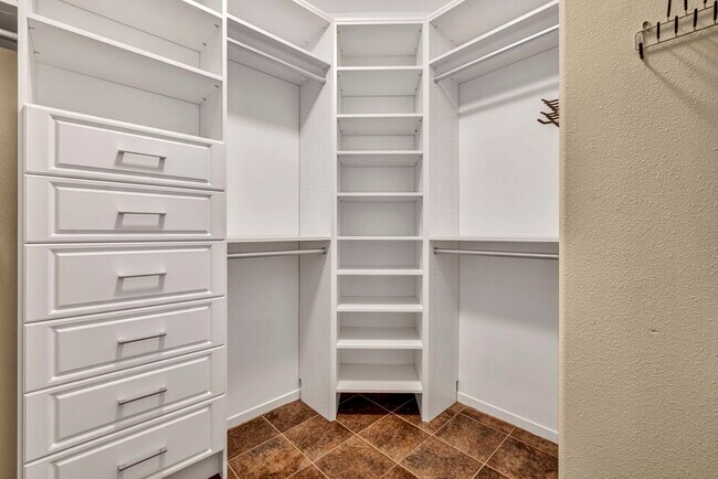 Building Photo - 6015 Stillmeadow Dr