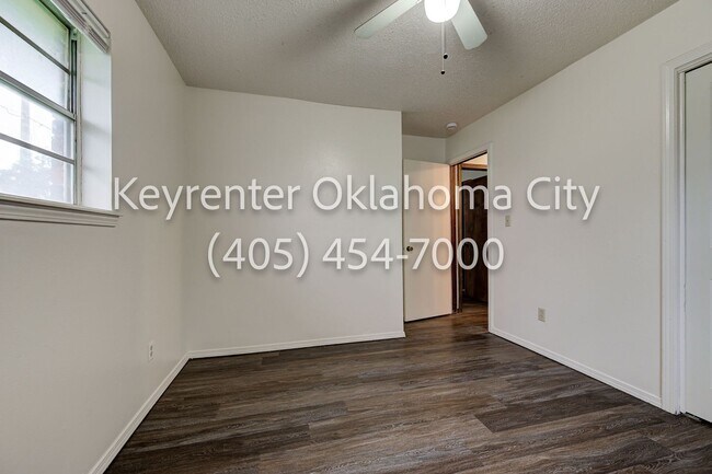 Building Photo - 920-922 SW 97th St Duplex