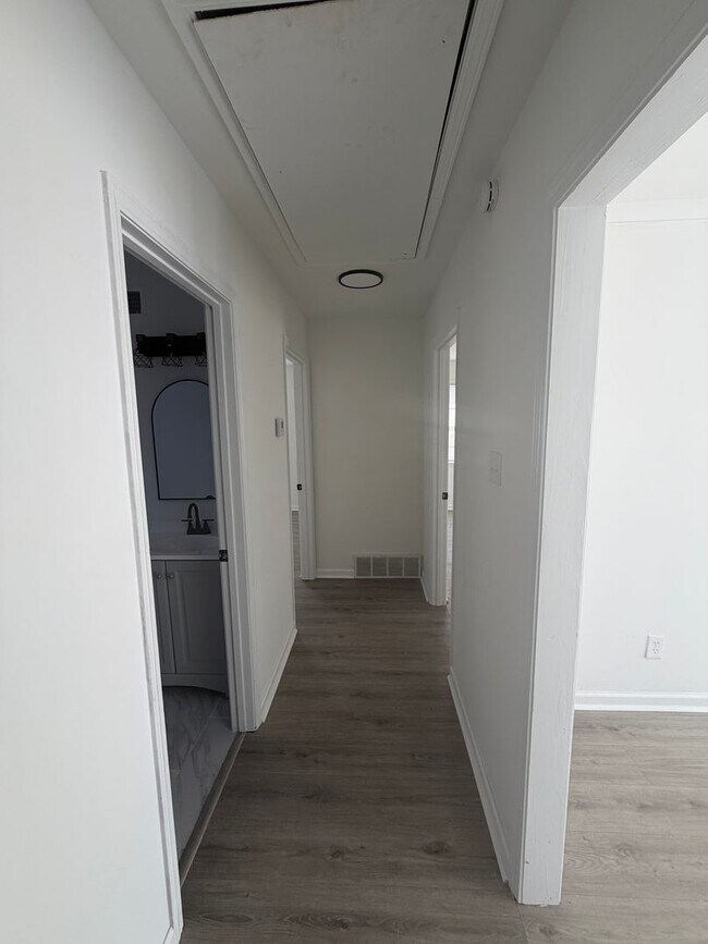 Building Photo - 1956 Edward Ave