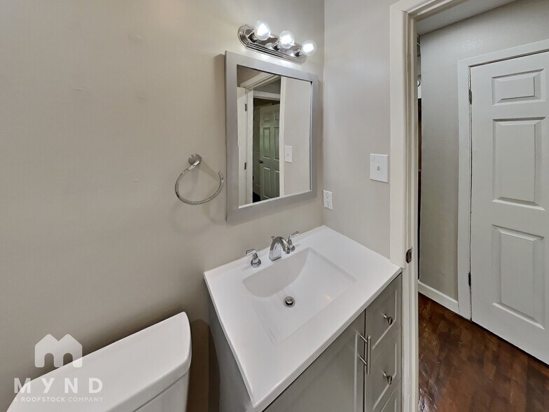 Building Photo - 512 E University Ave