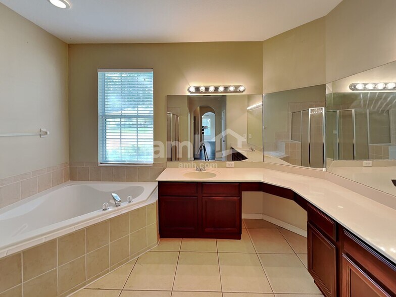 Building Photo - 526 Azalea Bloom Dr